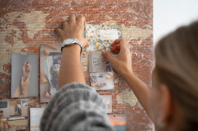Tableau affichage liège Une carte du monde contre un mur de briques