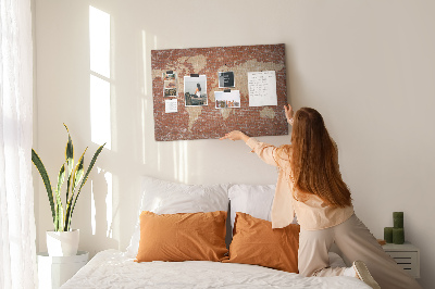 Tableau affichage liège Une carte du monde contre un mur de briques
