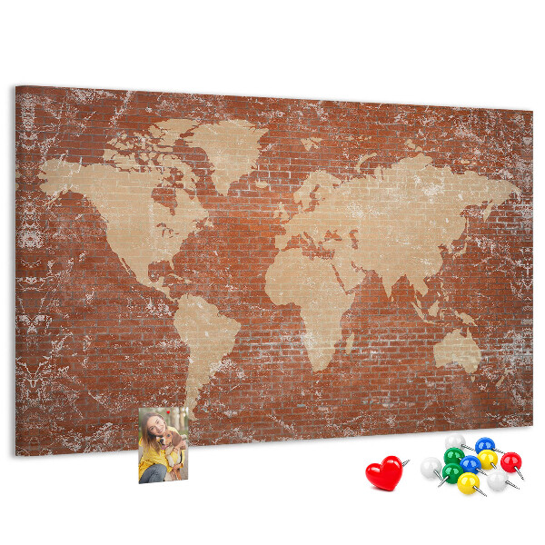 Tableau affichage liège Une carte du monde contre un mur de briques