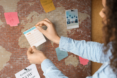 Tableau affichage liège Une carte du monde contre un mur de briques