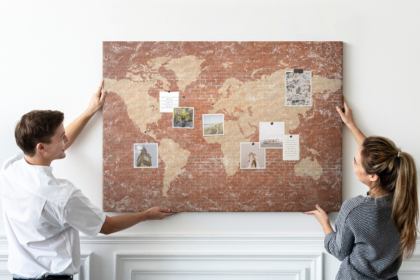 Tableau affichage liège Une carte du monde contre un mur de briques