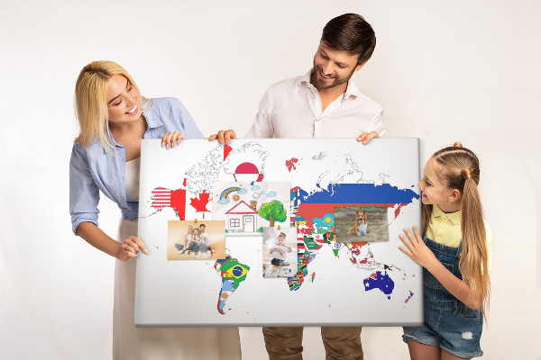 Tableau affichage liège Carte du monde avec les drapeaux des pays