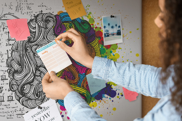 Tableau de liège Cerveau et créativité en harmonie colorée