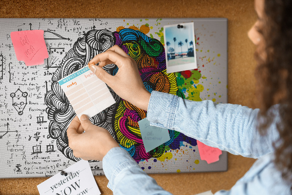 Tableau de liège Cerveau et créativité en harmonie colorée