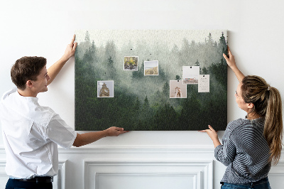 Tableau de liège Une forêt brumeuse à l'atmosphère mystérieuse.