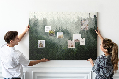 Tableau de liège Une forêt brumeuse à l'atmosphère mystérieuse.