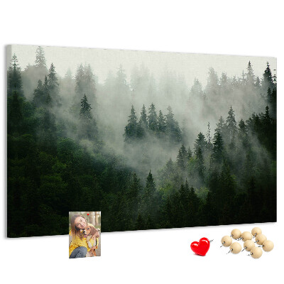Tableau de liège Une forêt brumeuse à l'atmosphère mystérieuse.