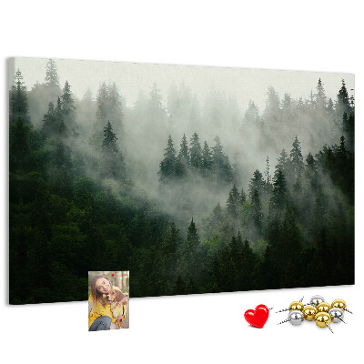 Tableau de liège Une forêt brumeuse à l'atmosphère mystérieuse.