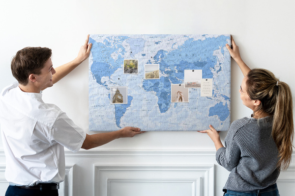 Tableau en liège Carte du monde en nuances de bleu.