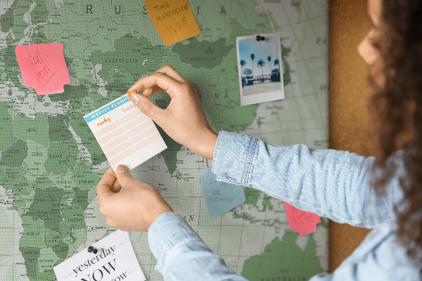 Tableau affichage liège Carte du monde verte avec les continents