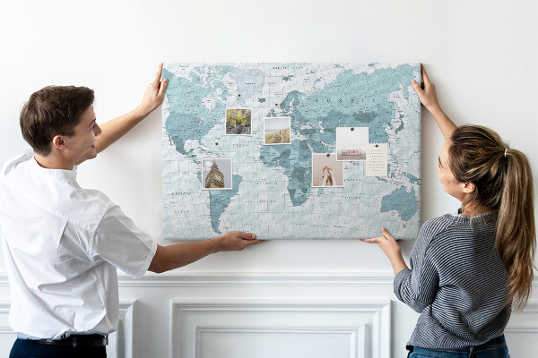 Tableau en liège Carte du monde en nuances de bleu.