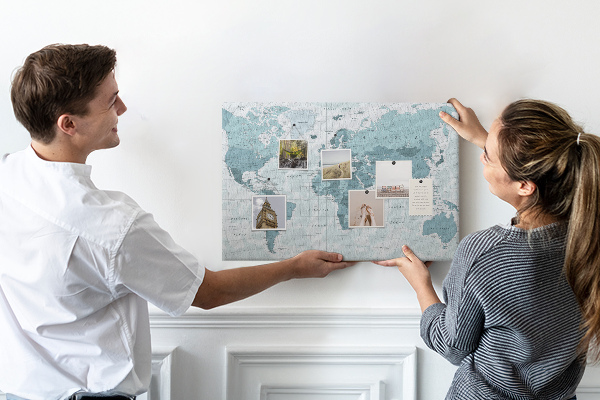 Tableau en liège Carte du monde en nuances de bleu.