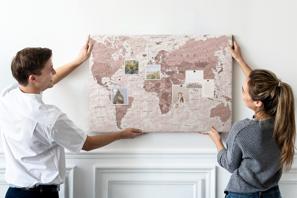 Tableau affichage liège Une carte du monde dans des tons de rose.