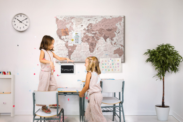 Tableau affichage liège Une carte du monde dans des tons de rose.