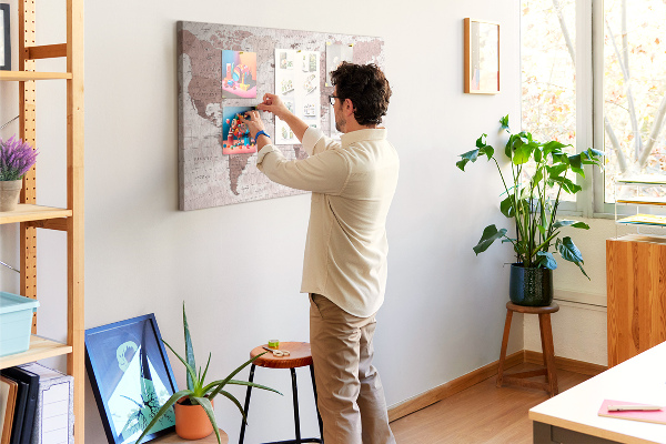 Tableau affichage liège Une carte du monde dans des tons de rose.