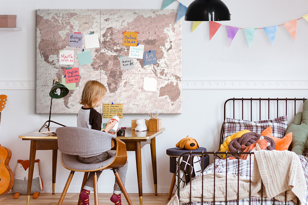 Tableau affichage liège Une carte du monde dans des tons de rose.