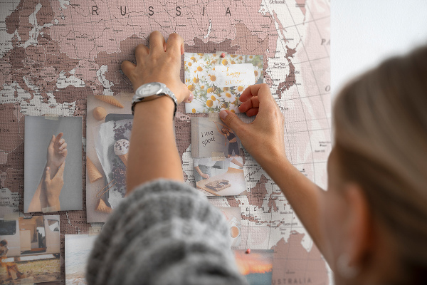Tableau affichage liège Une carte du monde dans des tons de rose.