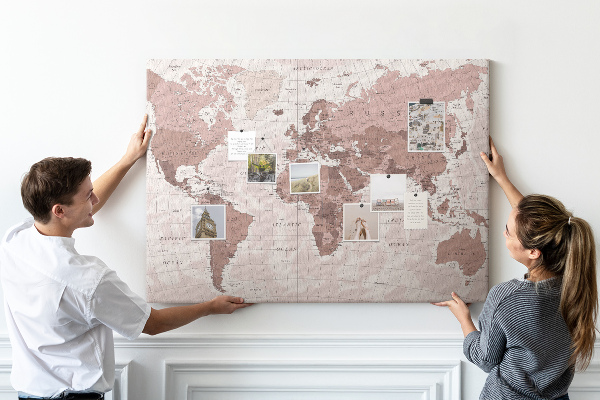 Tableau affichage liège Une carte du monde dans des tons de rose.