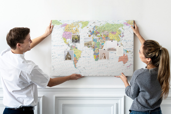 Tableau en liège Carte du monde avec les continents colorés