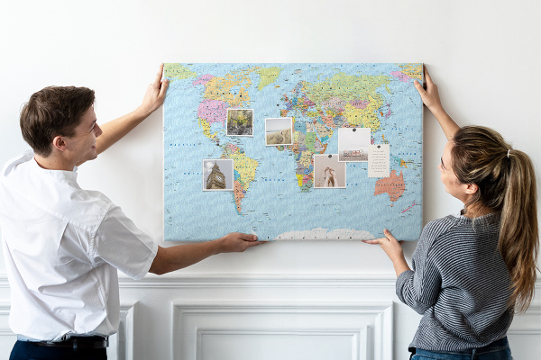 Tableau affichage liège Carte du monde avec les continents colorés.
