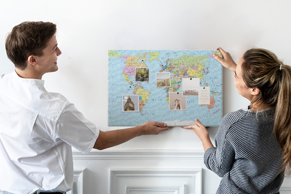 Tableau affichage liège Carte du monde avec les continents colorés.