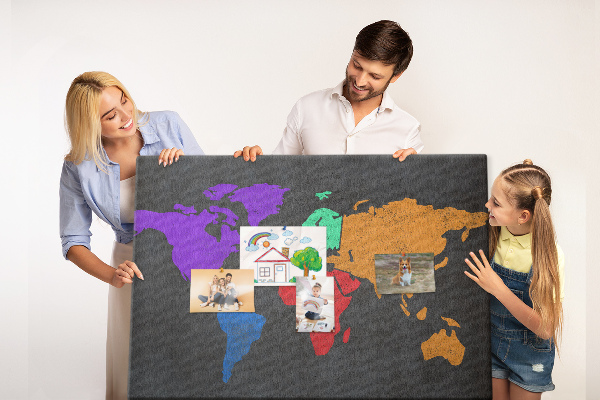 Tableau en liège Carte du monde colorée sur fond sombre
