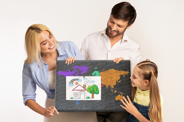 Tableau en liège Carte du monde colorée sur fond sombre