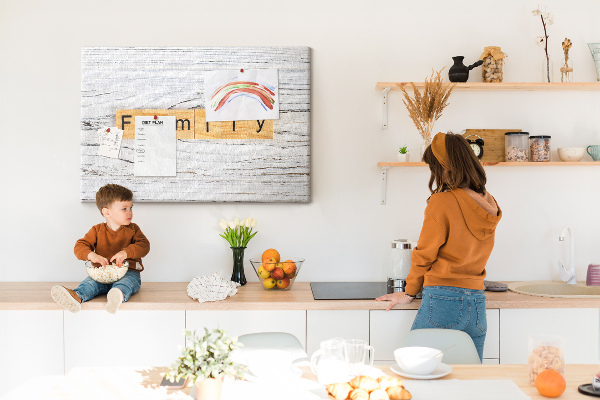 Tableau affichage liège Souvenirs de famille sur fond de bois