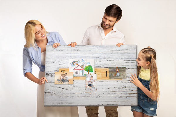 Tableau affichage liège Souvenirs de famille sur fond de bois