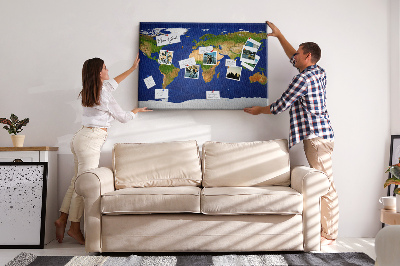 Tableau affichage liège Carte du monde avec des punaises de couleur.