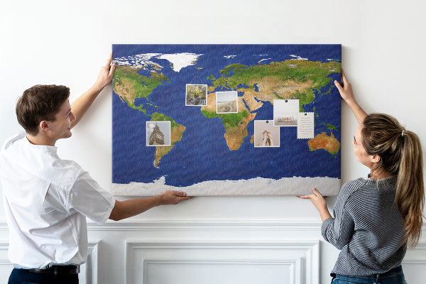 Tableau affichage liège Carte du monde avec des punaises de couleur.