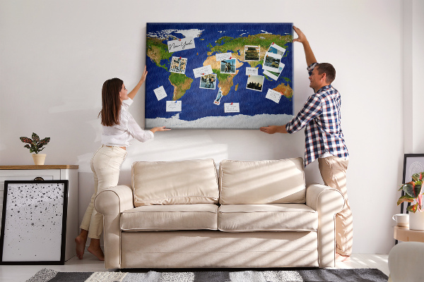Tableau affichage liège Carte du monde avec des punaises de couleur.