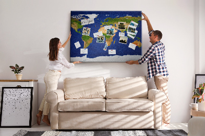Tableau affichage liège Carte du monde avec des punaises de couleur.