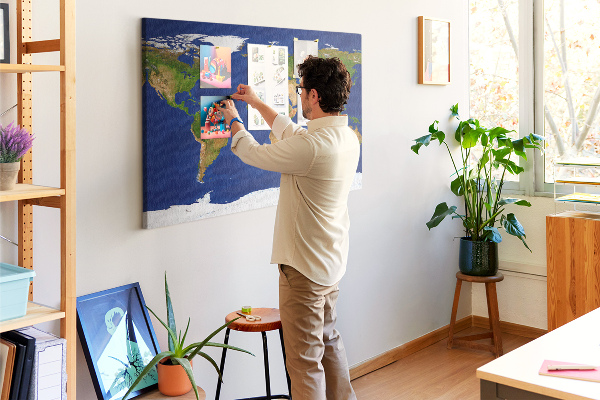 Tableau affichage liège Carte du monde avec des punaises de couleur.