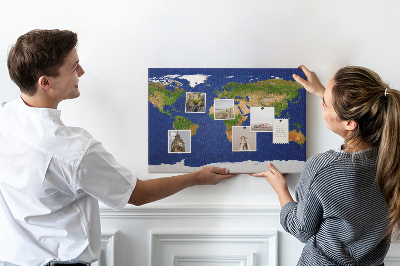 Tableau affichage liège Carte du monde avec des punaises de couleur.
