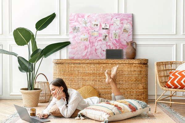 Tableau de liège Pivoines roses dans une teinte délicate.