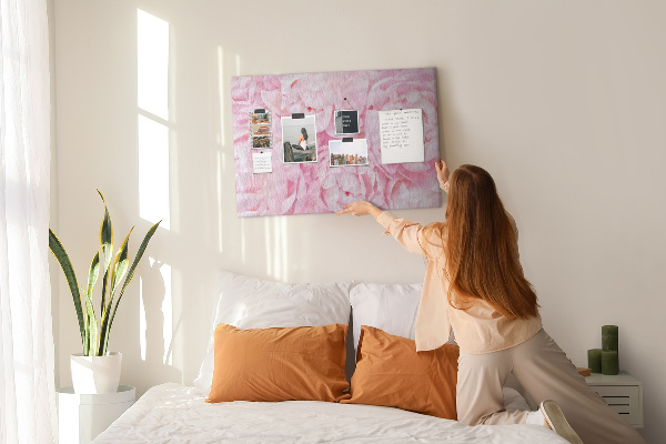 Tableau de liège Pivoines roses dans une teinte délicate.