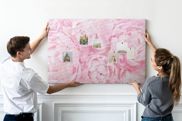 Tableau de liège Pivoines roses dans une teinte délicate.
