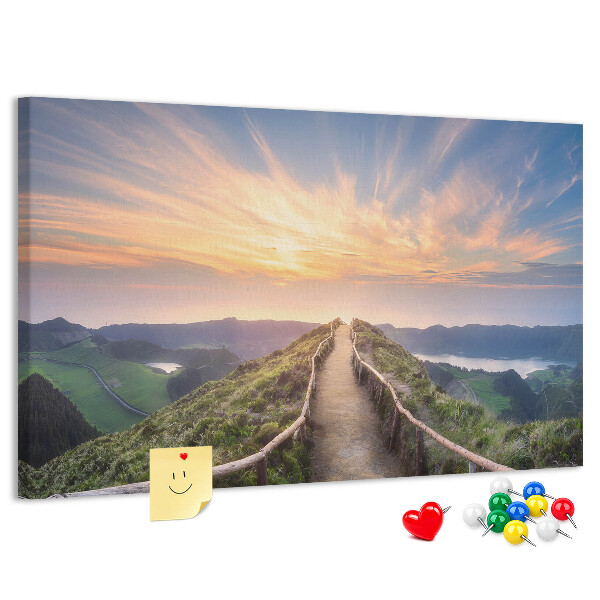 Tableau affichage liège Un sentier pittoresque dans les montagnes au coucher du soleil