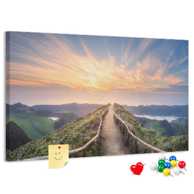 Tableau affichage liège Un sentier pittoresque dans les montagnes au coucher du soleil