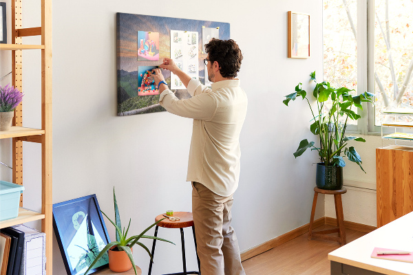 Tableau affichage liège Un sentier pittoresque dans les montagnes au coucher du soleil