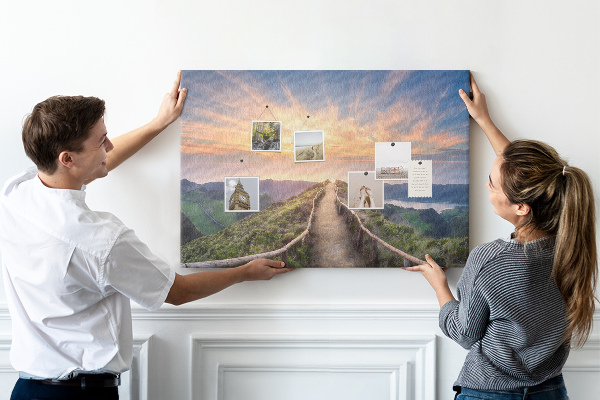 Tableau affichage liège Un sentier pittoresque dans les montagnes au coucher du soleil