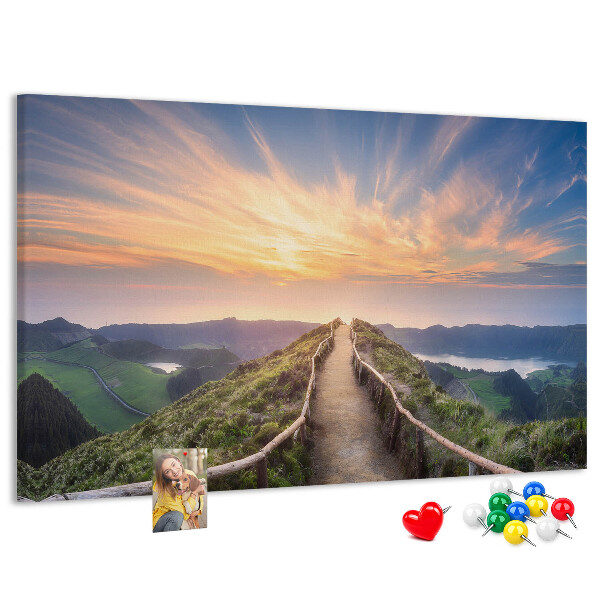 Tableau affichage liège Un sentier pittoresque dans les montagnes au coucher du soleil