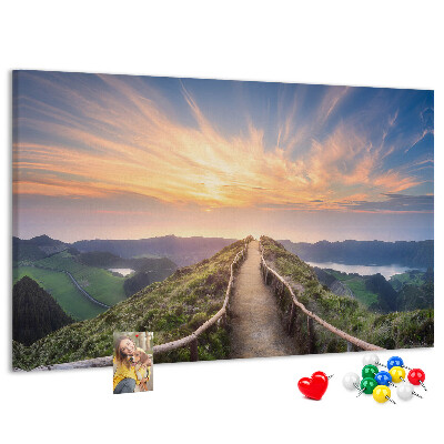 Tableau affichage liège Un sentier pittoresque dans les montagnes au coucher du soleil