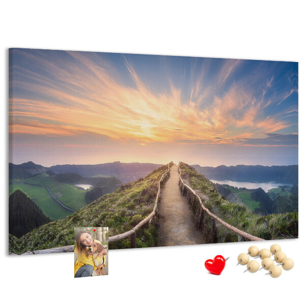 Tableau affichage liège Un sentier pittoresque dans les montagnes au coucher du soleil