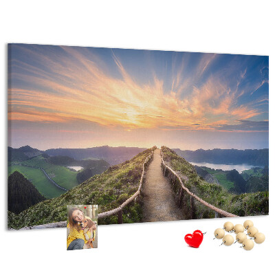 Tableau affichage liège Un sentier pittoresque dans les montagnes au coucher du soleil
