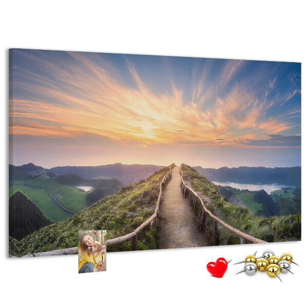 Tableau affichage liège Un sentier pittoresque dans les montagnes au coucher du soleil