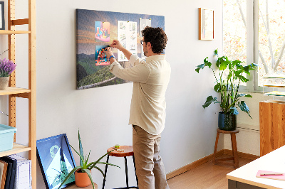 Tableau affichage liège Un sentier pittoresque dans les montagnes au coucher du soleil
