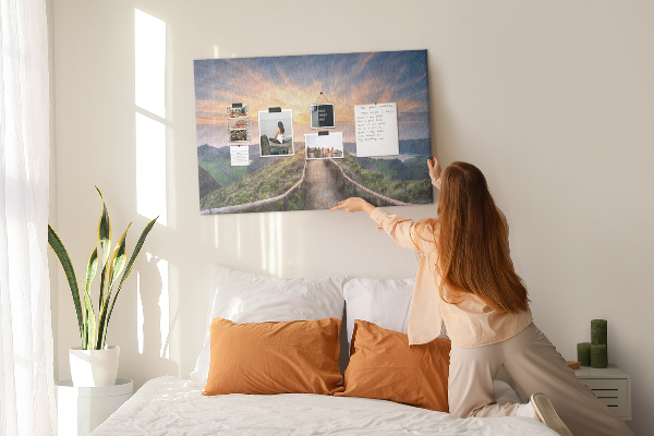 Tableau affichage liège Un sentier pittoresque dans les montagnes au coucher du soleil