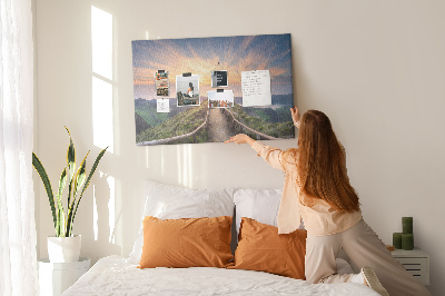 Tableau affichage liège Un sentier pittoresque dans les montagnes au coucher du soleil